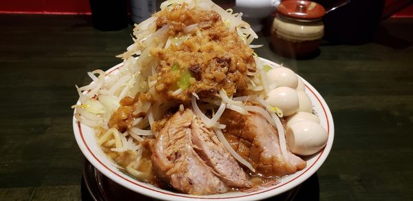 「ラーメンウズラ/ヤサイマシアブラマシ」@らーめん 豚島の写真