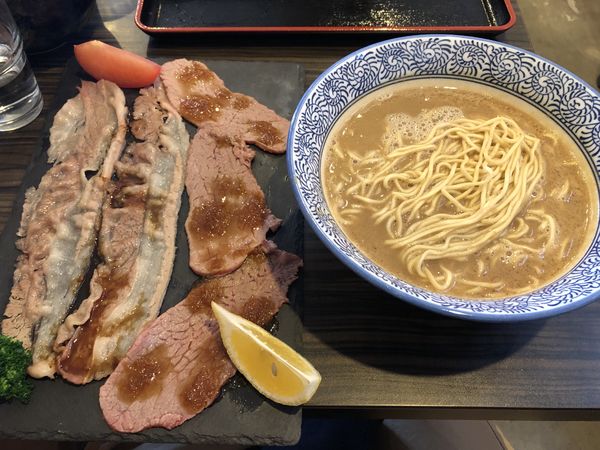 「【肉の日限定】牛白湯蕎麦と厳選牛プレート」@麺処 いぐさの写真