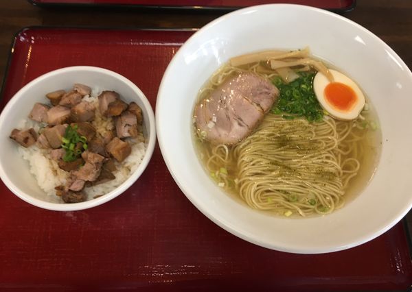 「潮ラーメン チャーシュー丼」@天然だしラーメン 潮の音の写真