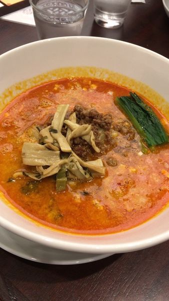 「高菜入り担々麺１０５０円」@日比谷園の写真