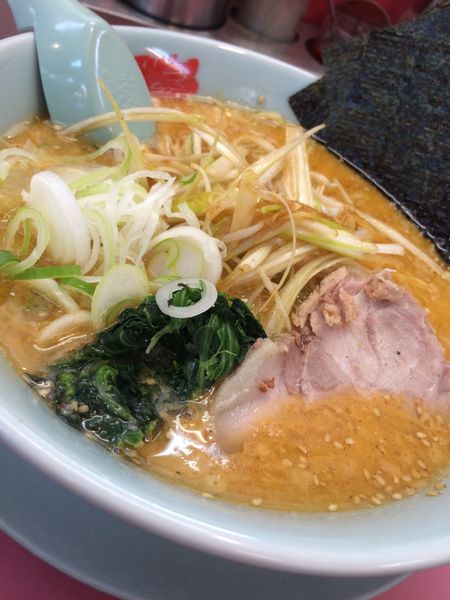 「特製味噌麺固め背脂変更+白髪ネギ（クーポン）」@山岡家 平塚店の写真
