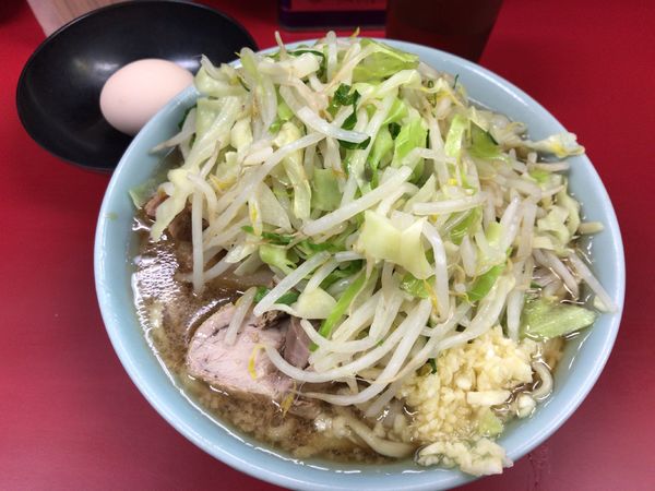 「小ラーメンぶた5枚(ニンニク)+生卵 930円」@ラーメン二郎 中山駅前店の写真