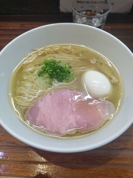 「しお味玉らーめん」@町田汁場 しおらーめん進化 町田駅前店の写真