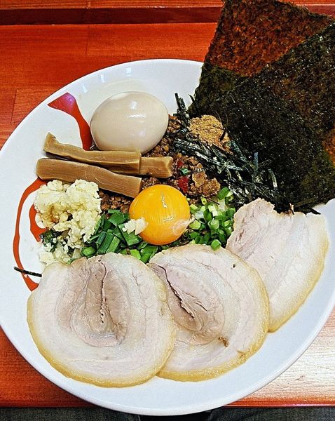 「台湾まぜそば 850円＋全部のせ 290円」@らーめん・油そば 笑びすの写真