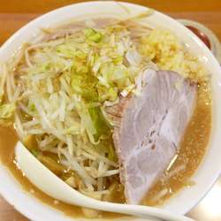 醤油らーめん¥650／卓上ニンニク¥0