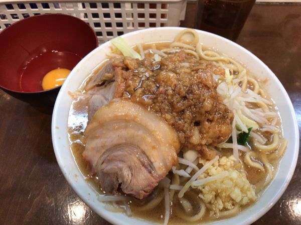 「小ラーメン(ニンニク、アブラ)+生たまご 850円」@麺屋 歩夢の写真