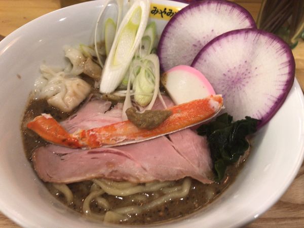 「限定：かにみそ濃厚味噌らーめん950円+エビワンタン200円」@鶏びあんSobaみやみやの写真