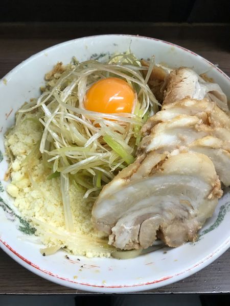 「小豚入り　汁無し　ネギ　粉チーズ」@ラーメン二郎 横浜関内店の写真