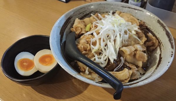 「豚たまカレーの油そば＋煮玉子」@ラーメン大地の写真