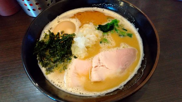 「【限定】鶏白湯850円+味玉100円」@拉麺 ほそやの写真