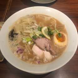 鷄醤油白湯麺ワンタントッピング