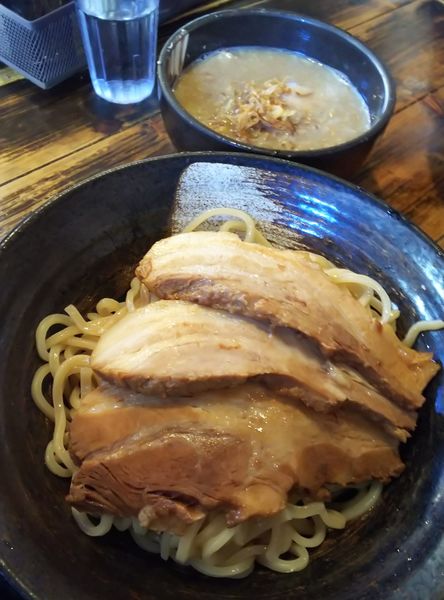 「京介塩つけめん、大盛り＋チャーシュー×３＋細切れチャーシュー」@つけめん屋 赤羽京介の写真