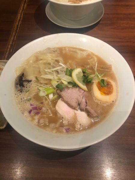 「鷄醤油白湯麺ワンタントッピング」@麺や ようかの写真