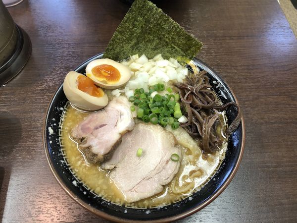 「背脂煮干ラーメン味玉」@中華蕎麦 丸め 東久留米店の写真