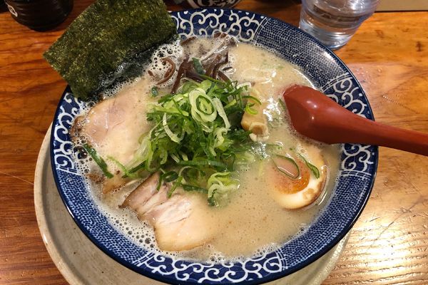 「博多とんこつ全部のせ」@博多ラーメン鶴亀堂 鶴ヶ島店の写真