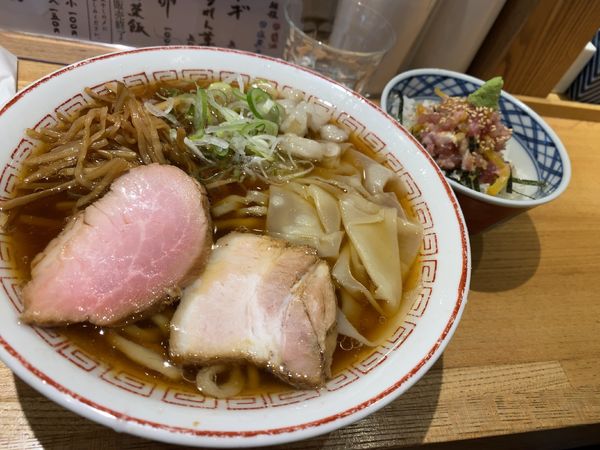 「中華そば醤油（トロたくちらしセット）＋ワンタン」@超多加水自家製手揉み麺 きたかた食堂の写真