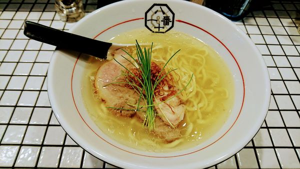 「うま味塩そば(中太手もみ麺)」@81番の写真