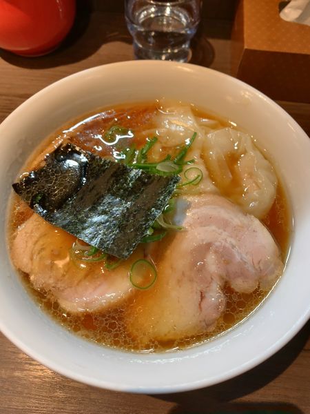 「醤油山水地鶏ワンタンらぁ麺」@支那そばや 本店の写真