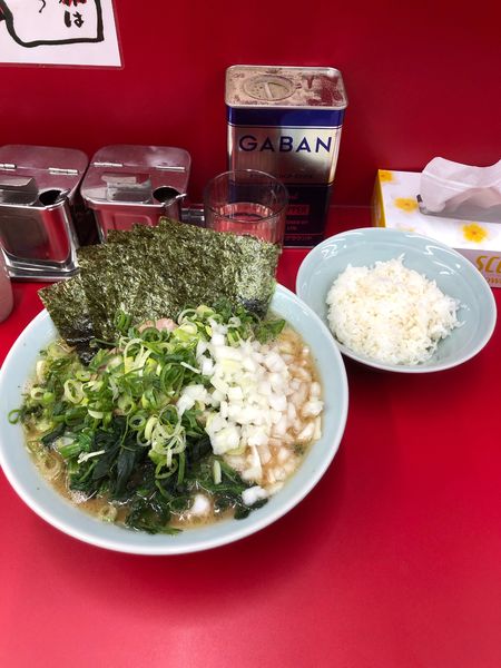 「○得らーめん中＋ほうれん草＋玉ねぎ」@横浜ラーメン 武蔵家 北千住西口店の写真