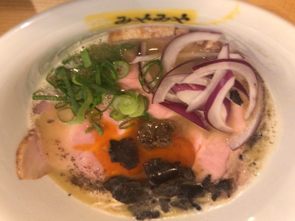 「鶏白湯高級トリュフそば1200円+メンマ200円」@鶏びあんSobaみやみやの写真