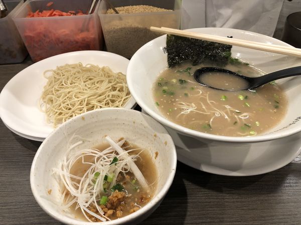 「らーめんバリカタ+替え玉２+からしみそ」@博多長浜らーめん いっきの写真