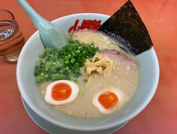 「プレミアム塩とんこつラーメン　890円」@ラーメン山岡家 大口店の写真