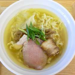 塩らぁ麺¥780／手もみ麺