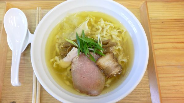 「塩らぁ麺¥780／手もみ麺」@鶏と魚の写真