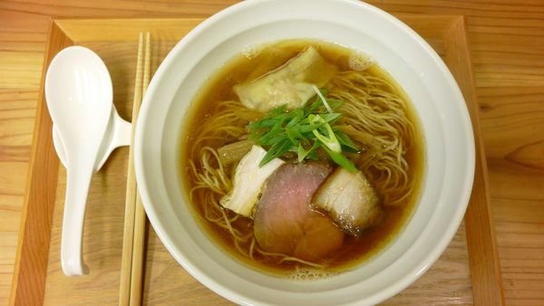 「煮干醤油らぁ麺¥780／細麺」@鶏と魚の写真