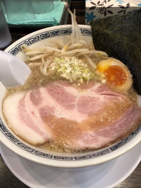 「背脂醤油ラーメン（太麺）」@稲荷屋の写真