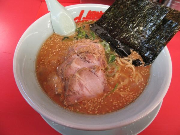 「味噌ラーメン（サービス券１０枚で無料）＋チャーシュー３００円」@ラーメン山岡家 阿見店の写真