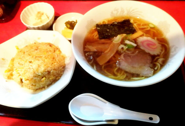「醤油ラーメン＋半チャーハン（Aセット850円）」@手打ちラーメン 新華の写真