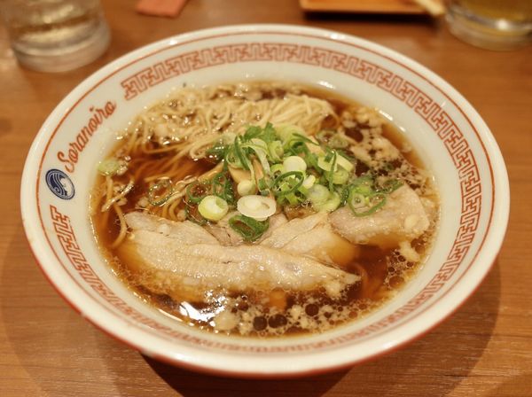 「もち豚の肉そば 黒」@ソラノイロ トンコツ&キノコの写真