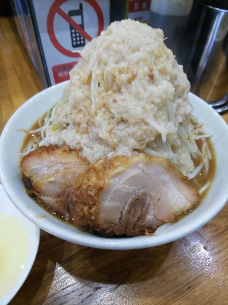 「ラーメン(並)豚１枚、生卵」@デカ盛り戦隊 豚レンジャーの写真