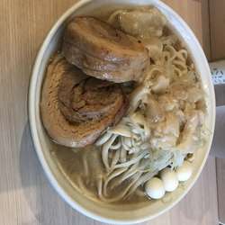 ラーメン　豚一枚追加　麺400グラム　ウズラ3個追加