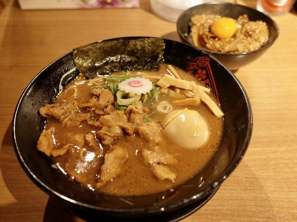 「肉盛豚骨らーめん…1050円」@金澤濃厚豚骨ラーメン 神仙の写真