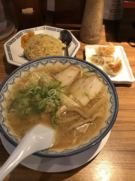 「ラーメン+餃子+チャーハンセット」@元祖赤のれん 節ちゃんラーメン 天神本店の写真