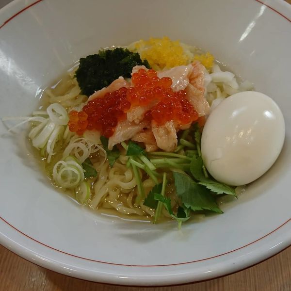 「サーモンとイクラの山葵和えそば 味玉」@拉麺 イチバノナカの写真