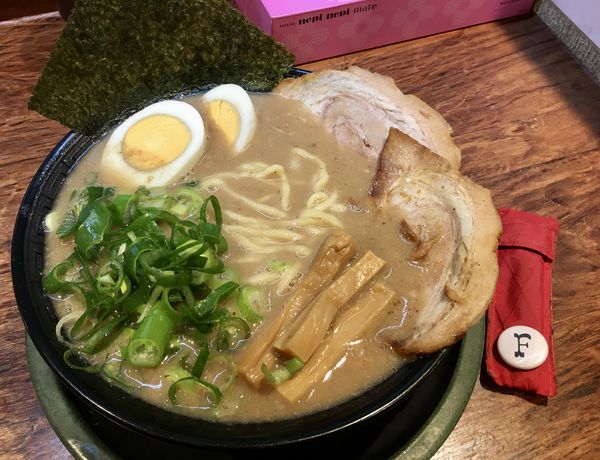 「極濃とんこつ＋玉子」@博多とんこつ 天神旗の写真