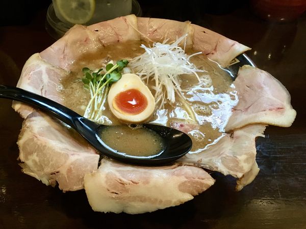 「アサヒスーパードライ生→ 中魚豚骨ラーメン＋チャーシュー増し」@魚と豚と黒三兵の写真