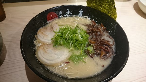 「豚骨ラーメン（650円）＋チャーシュー丼（300円）」@博多禿鷹の写真