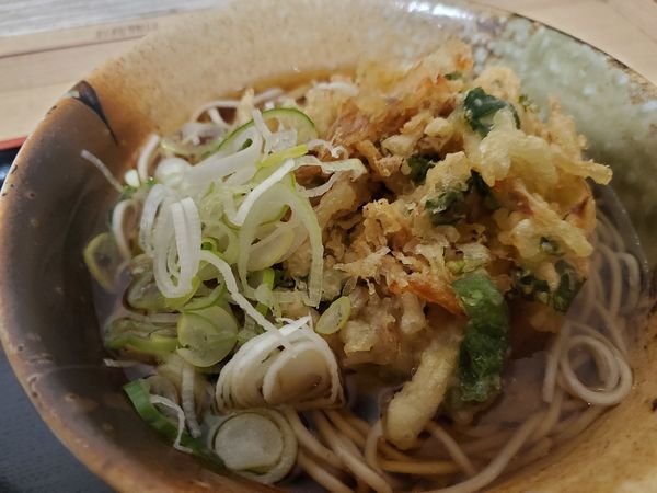 「かき揚げそば440円」@えきめんや 品川店の写真