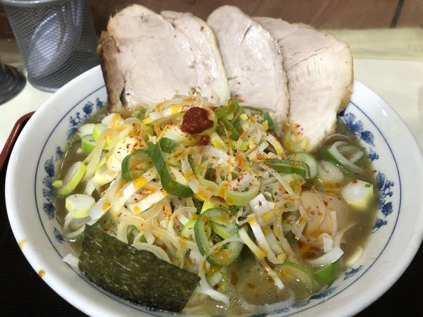 「ラーメン小 700円麺カタメ チャーシュー300円ネギ80円」@所沢大勝軒の写真