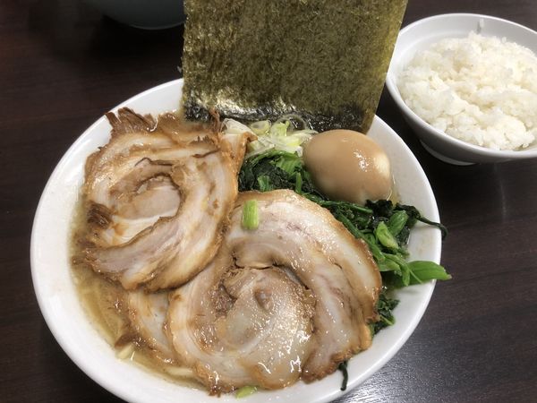 「濃厚醤油ラーメン+チャーシュー+味玉+ほうれん草+海苔」@自家製麺 なかむら家 本店の写真