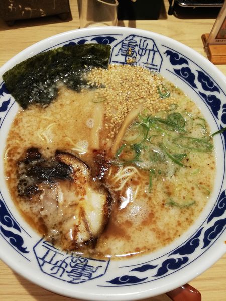 「亀王らーめん昔味」@九州らーめん亀王 JR新大阪駅店の写真