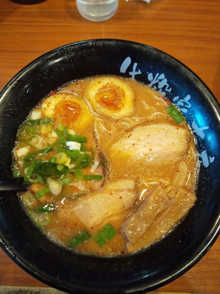 「とんこつ四川ラーメン（味玉付き）」@生粋家 本店の写真