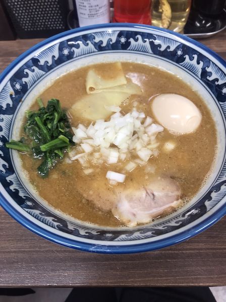 「濃厚煮干しラーメン 味玉（醤油）」@麺工房 しゅはり屋の写真