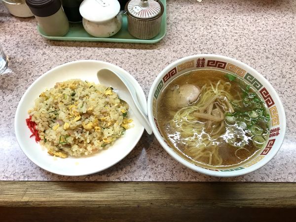 「半チャーハン半ラーメン」@珍々亭支店の写真