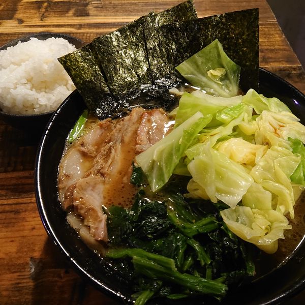 「チャーシュー麺850円、キャベツ100円、ライス100円」@家系ラーメン クックらの写真
