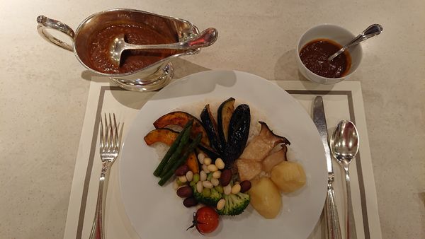 「（ランチ）野菜カレー　３１００円＋サービス料（１０％）　※」@帝国ホテル東京 パークサイドダイナーの写真